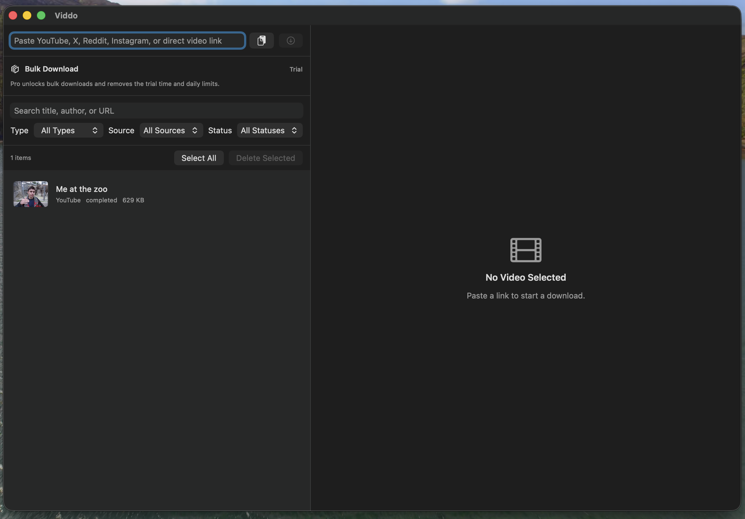 Viddo in dark mode showing the downloader and integrated player layout.